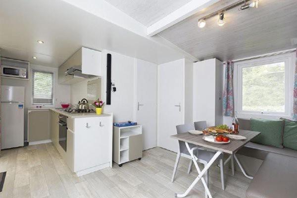 Camping Chateau De Galaure Chateauneuf-de-Galaure Eksteriør billede