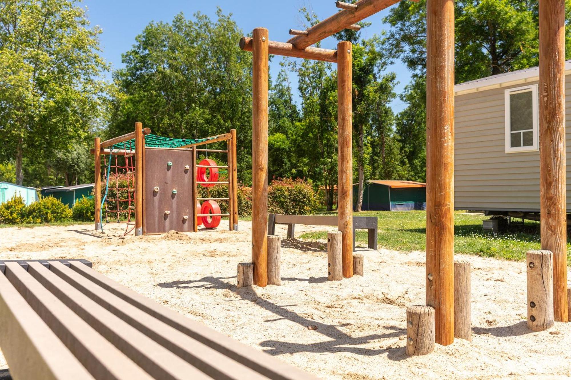 Camping Chateau De Galaure Chateauneuf-de-Galaure Eksteriør billede